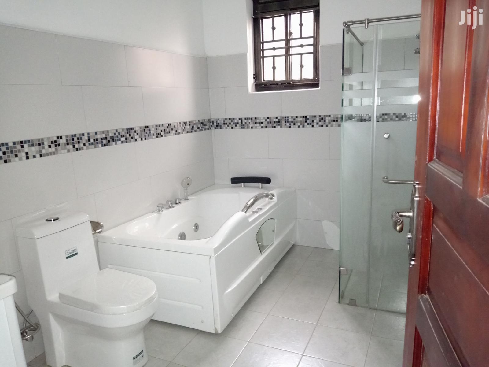 Kyanja Posh Home in Tarmacked Neighbourhood on Sell