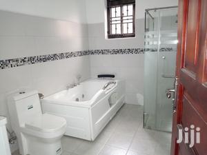 Kyanja Posh Home in Tarmacked Neighbourhood on Sell