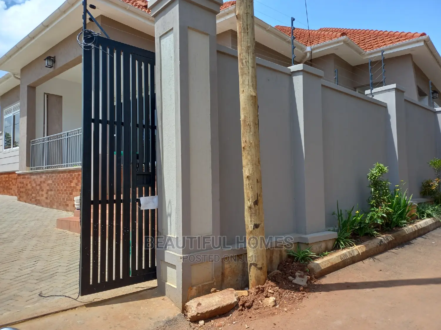 Furnished 4bdrm Bungalow in Kira for Sale