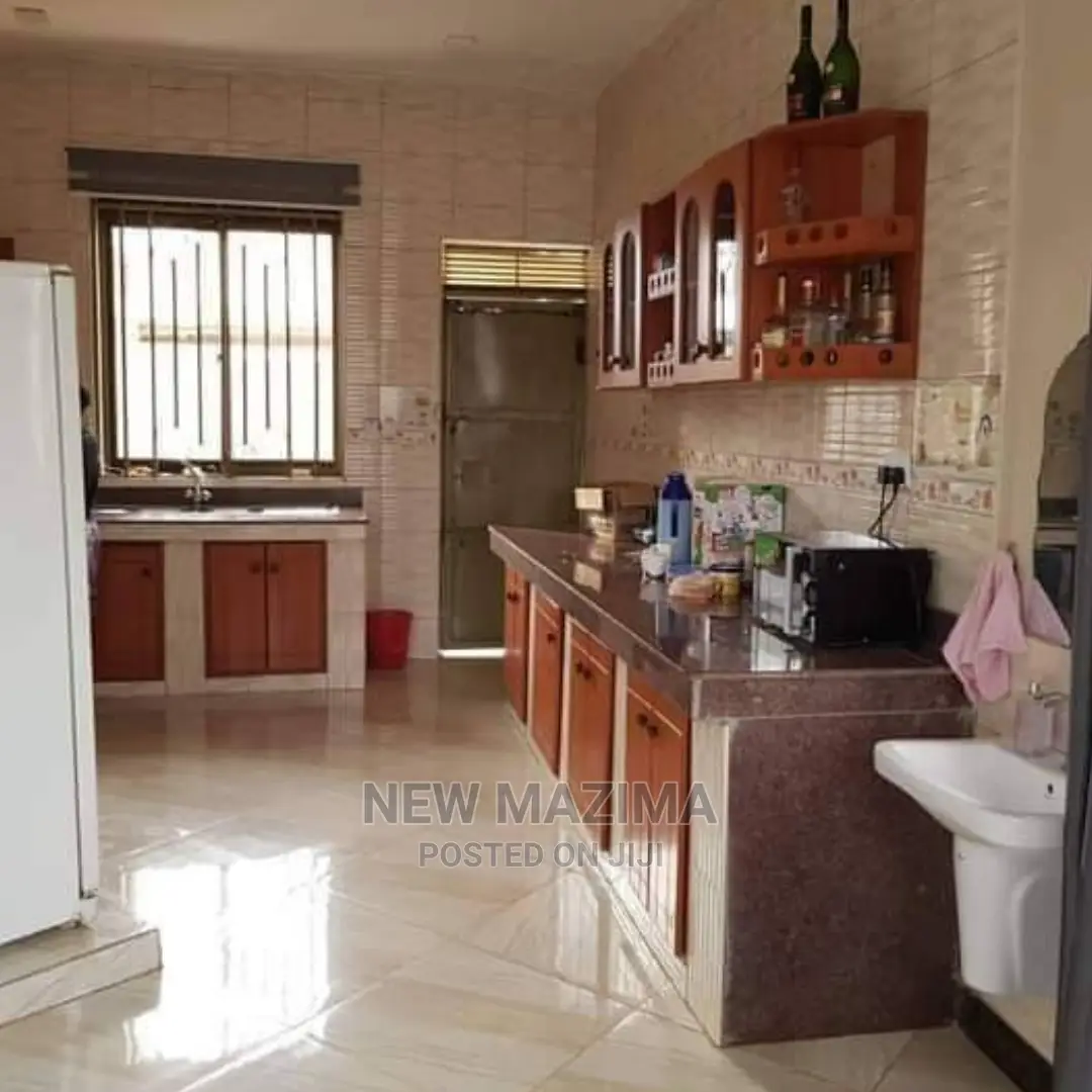 5bdrm Mansion in Buziga Heights, Division B for Sale