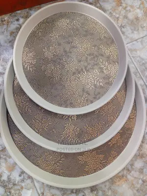 Round Trays
