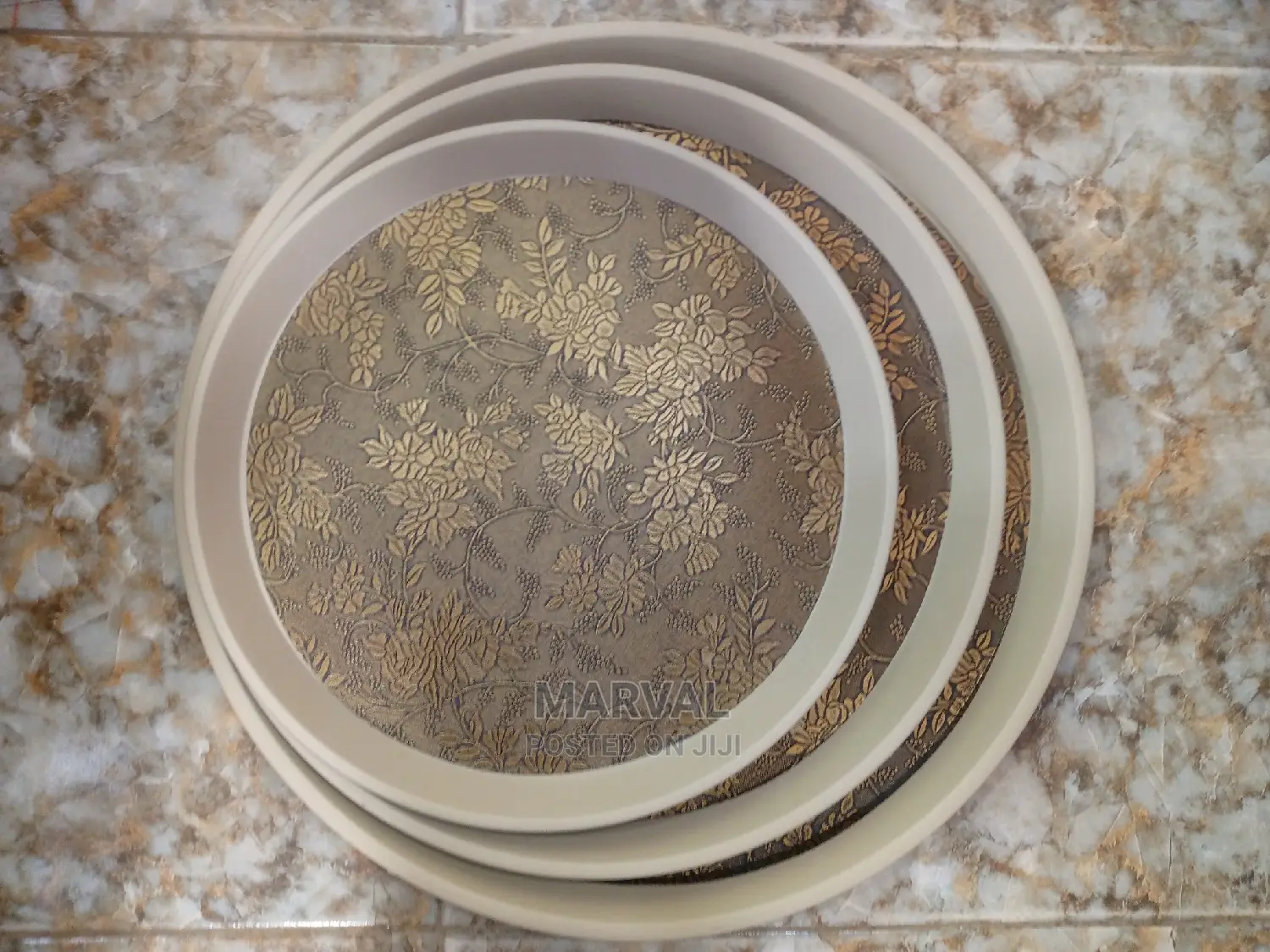Round Trays