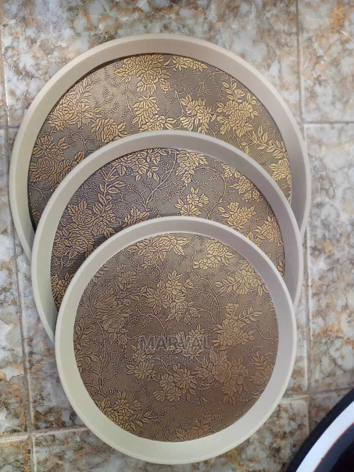Round Trays