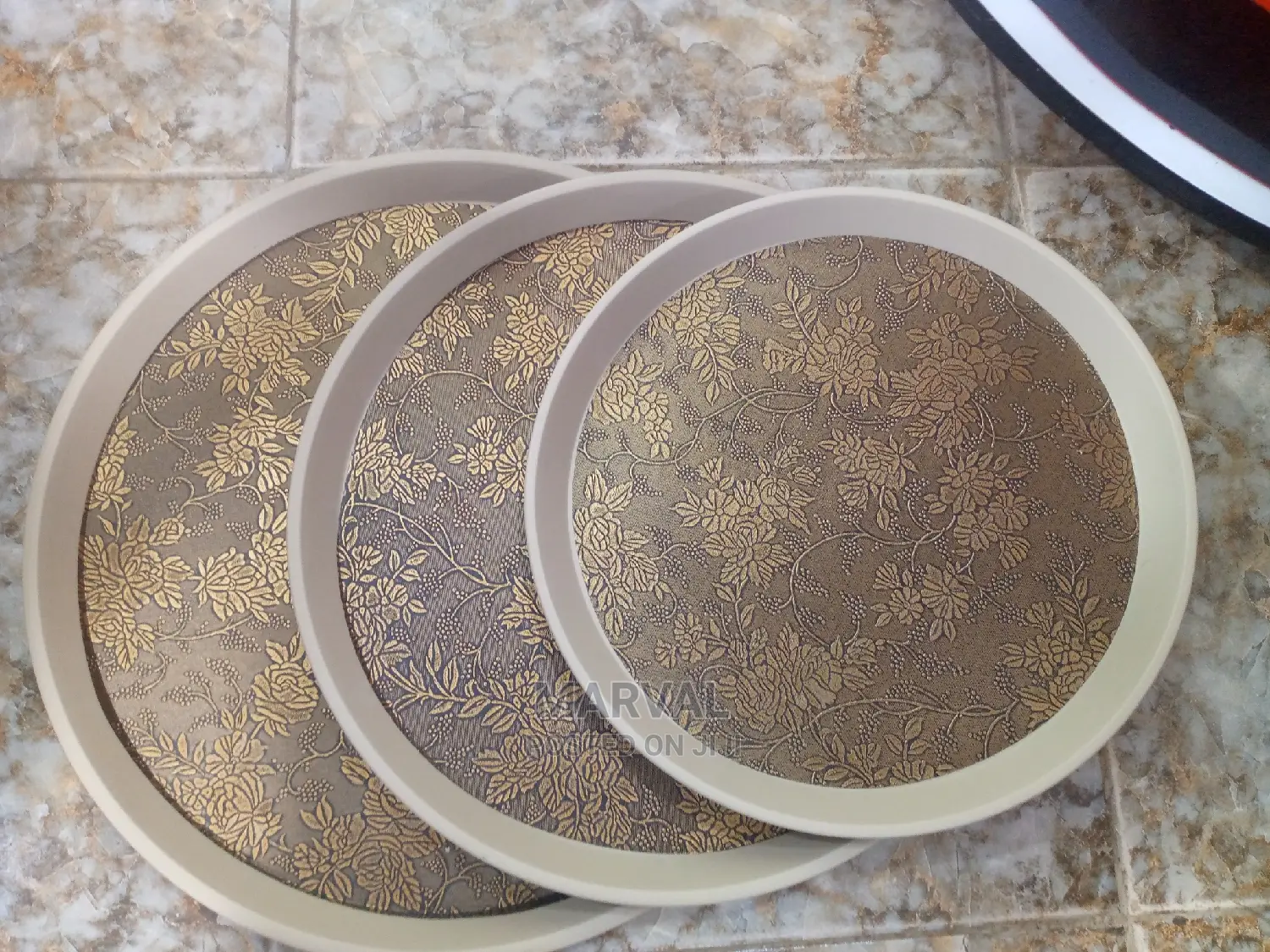 Round Trays