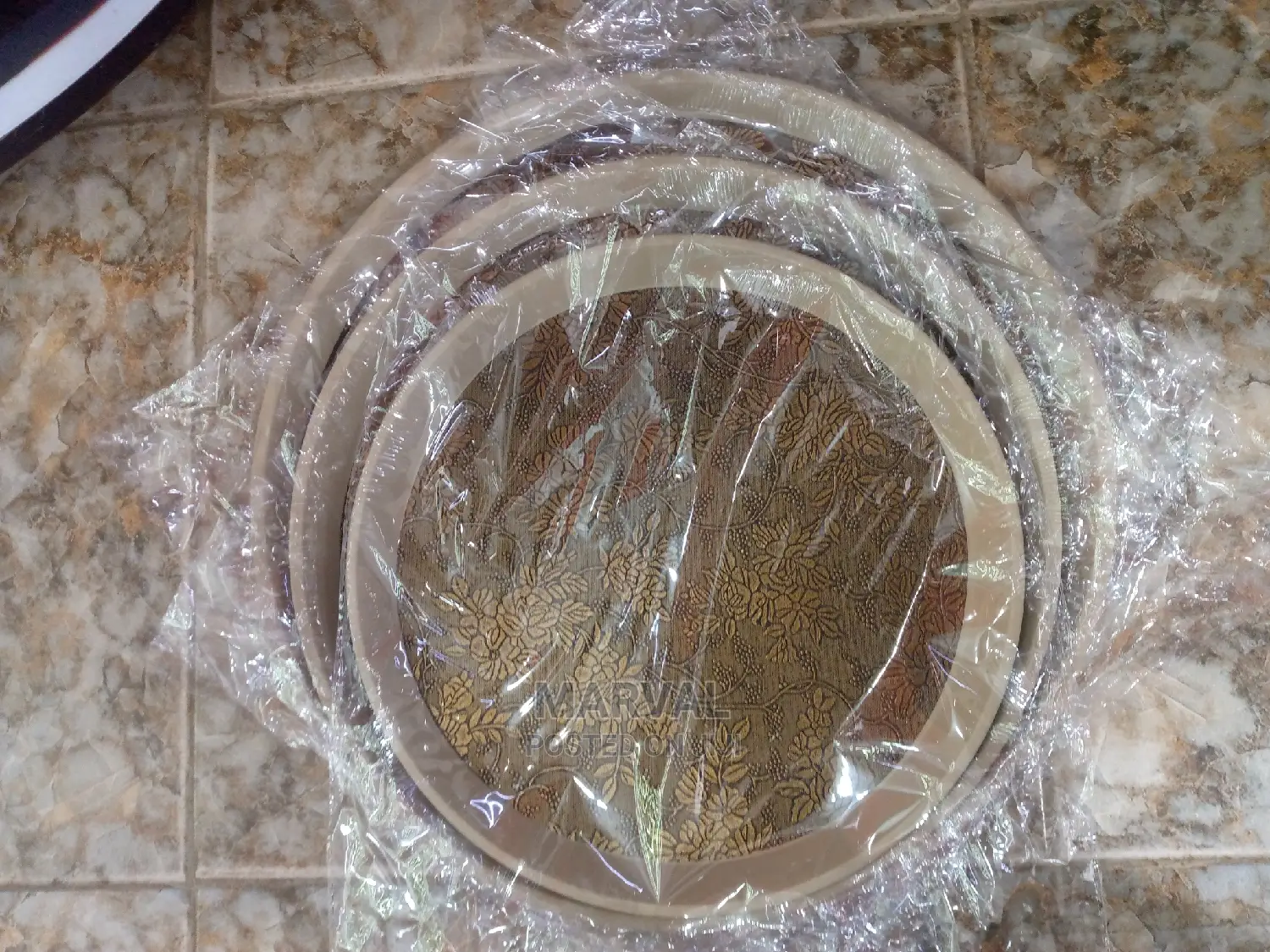 Round Trays