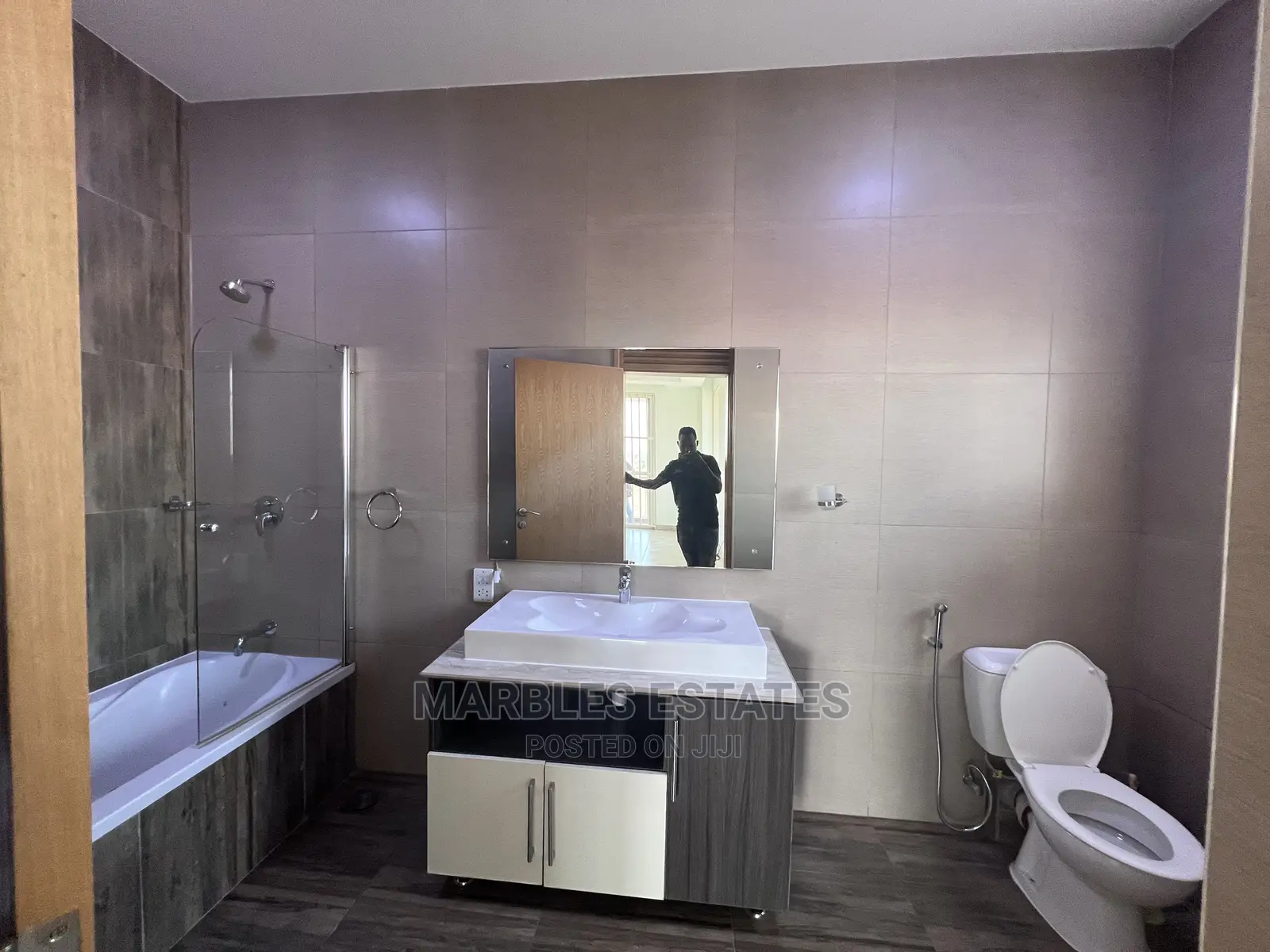 3bdrm Apartment in Kololo, Central Division for Rent