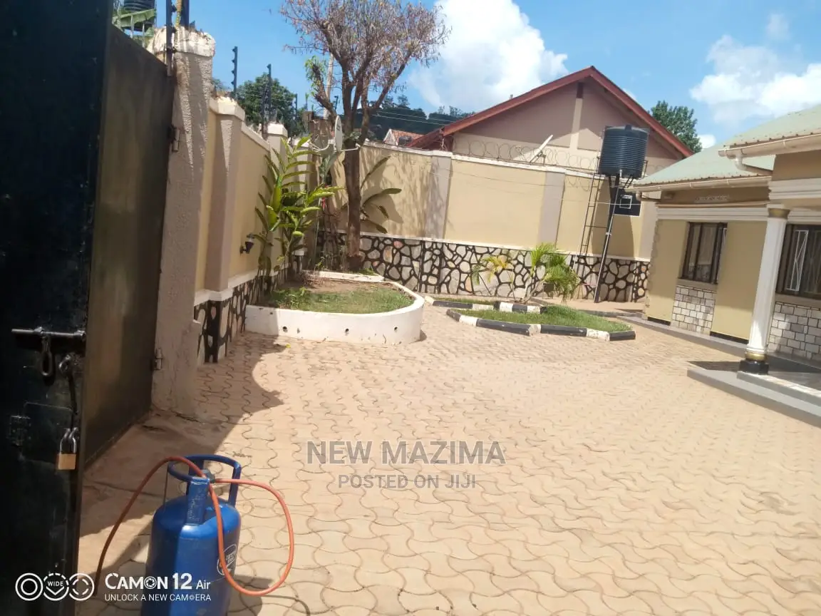 3bdrm House in Buziga Heights, Division B for Sale