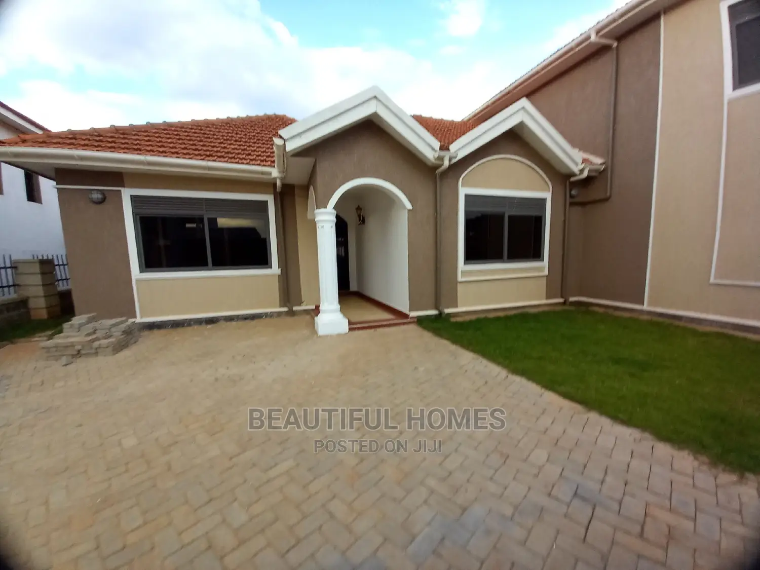 Furnished 4bdrm Duplex in Kira Rich Class, Central Division for Sale