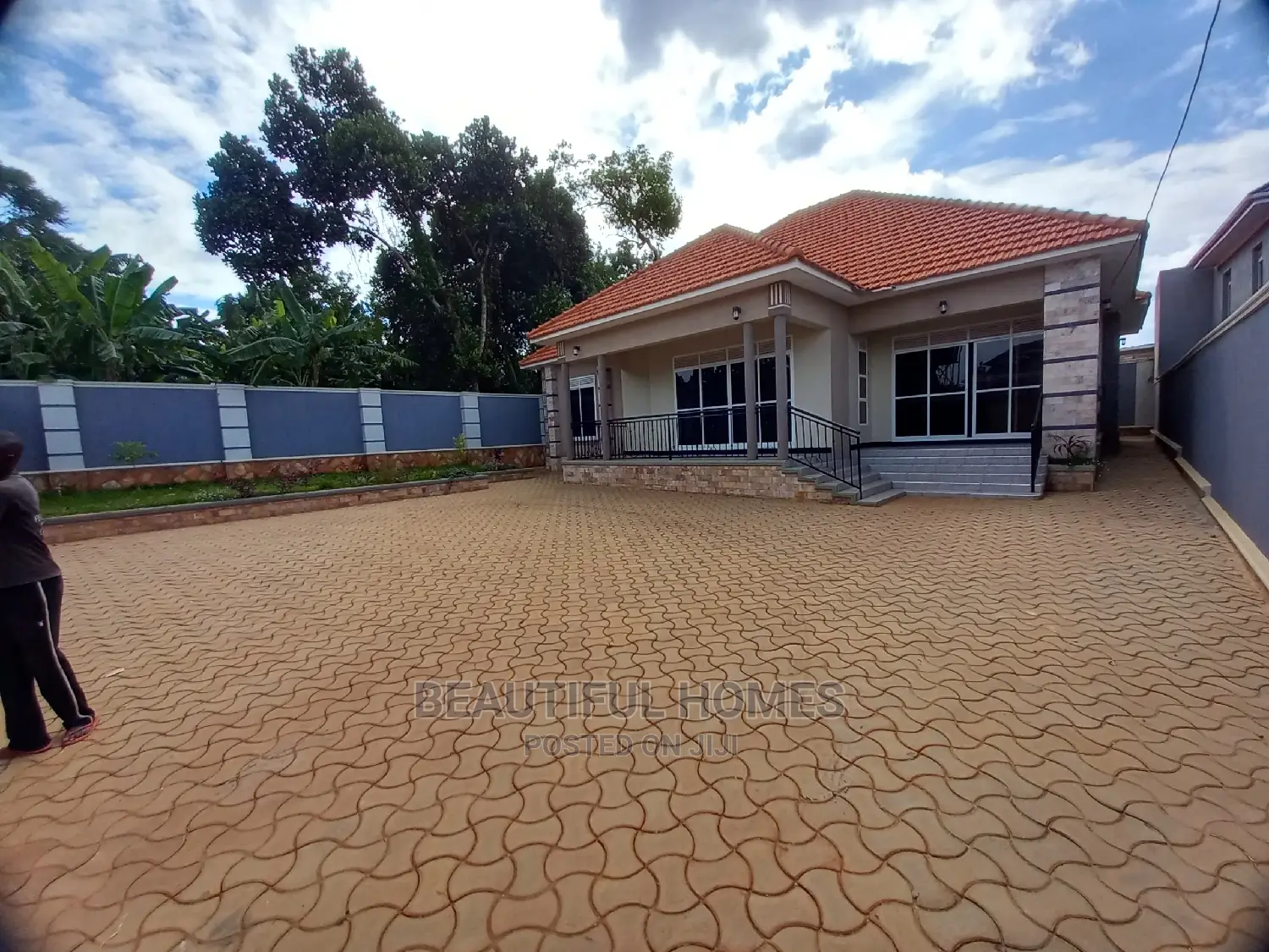 Furnished 4bdrm Bungalow in Kira for Sale