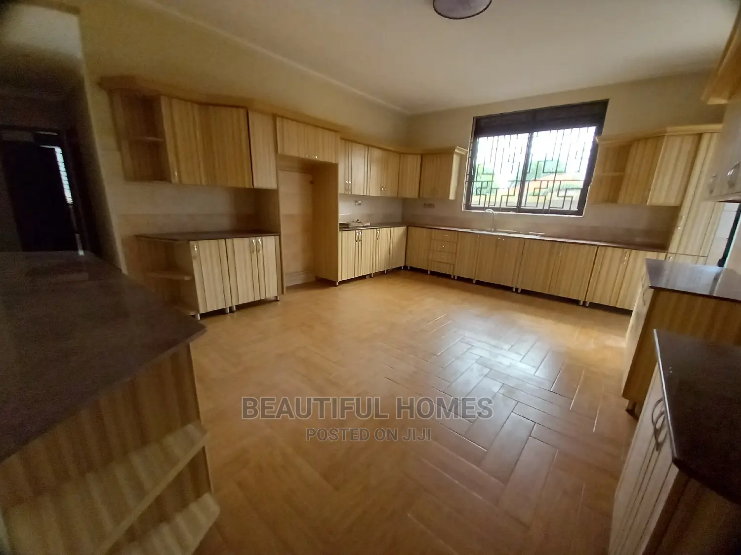 Furnished 6bdrm Mansion in Kira Rich for Sale