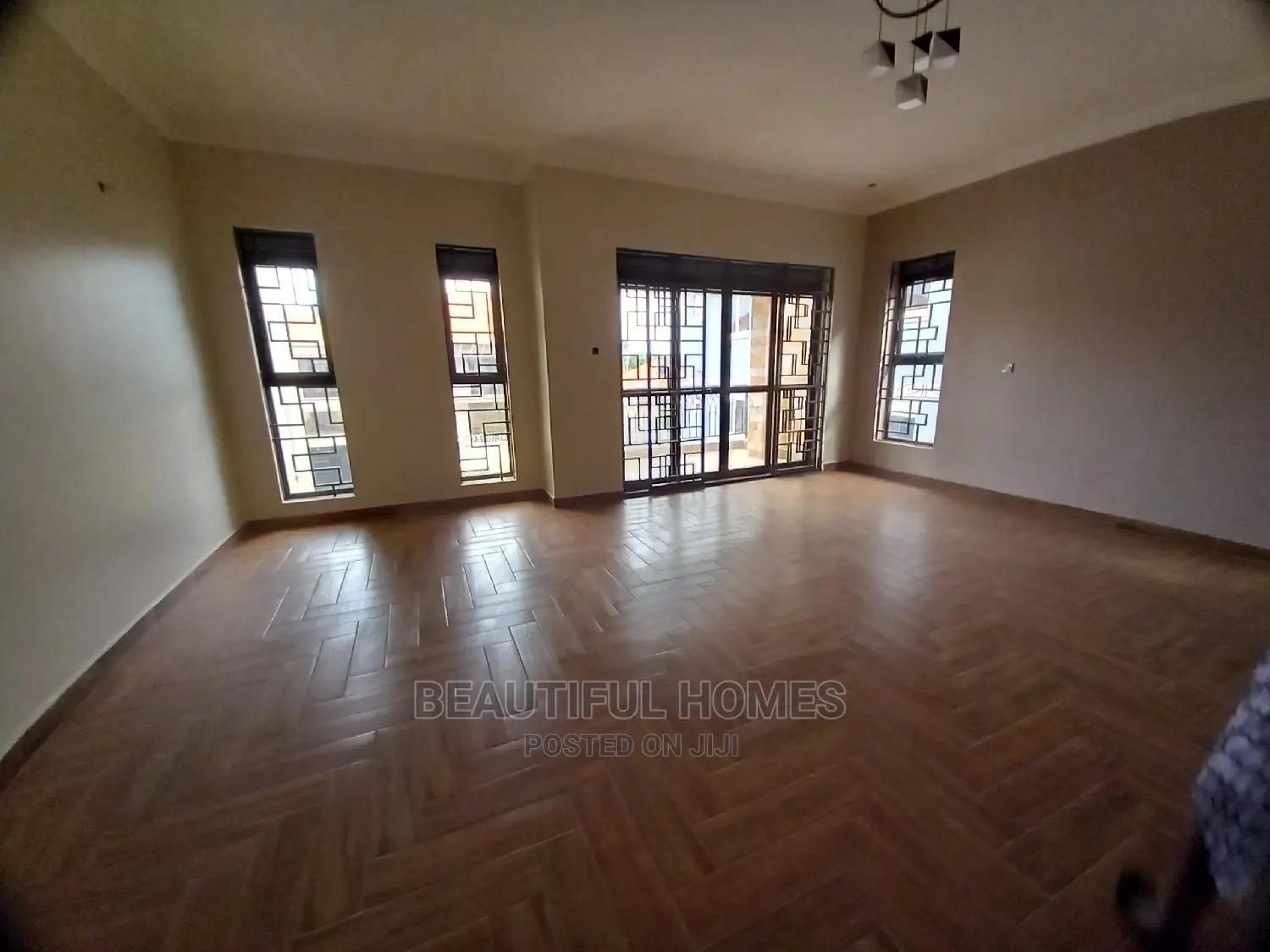 Furnished 6bdrm Mansion in Kira Rich for Sale