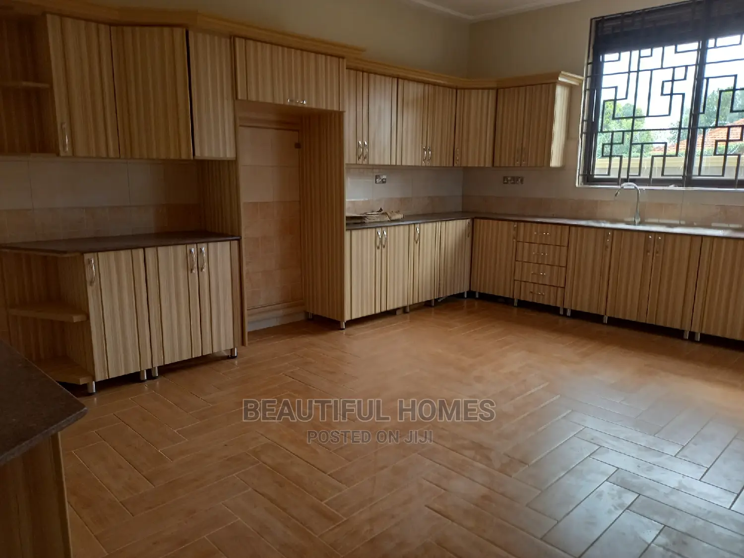 Furnished 6bdrm Mansion in Kira Rich for Sale