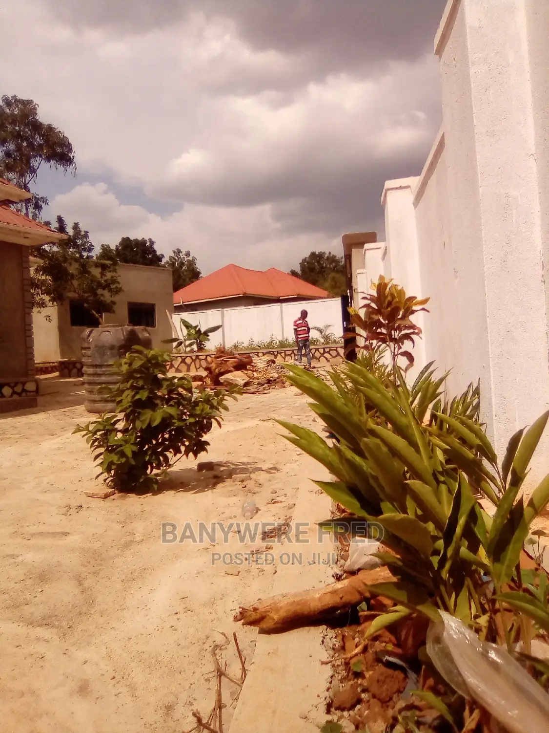 50/100 Plot With Ahouse for Sale