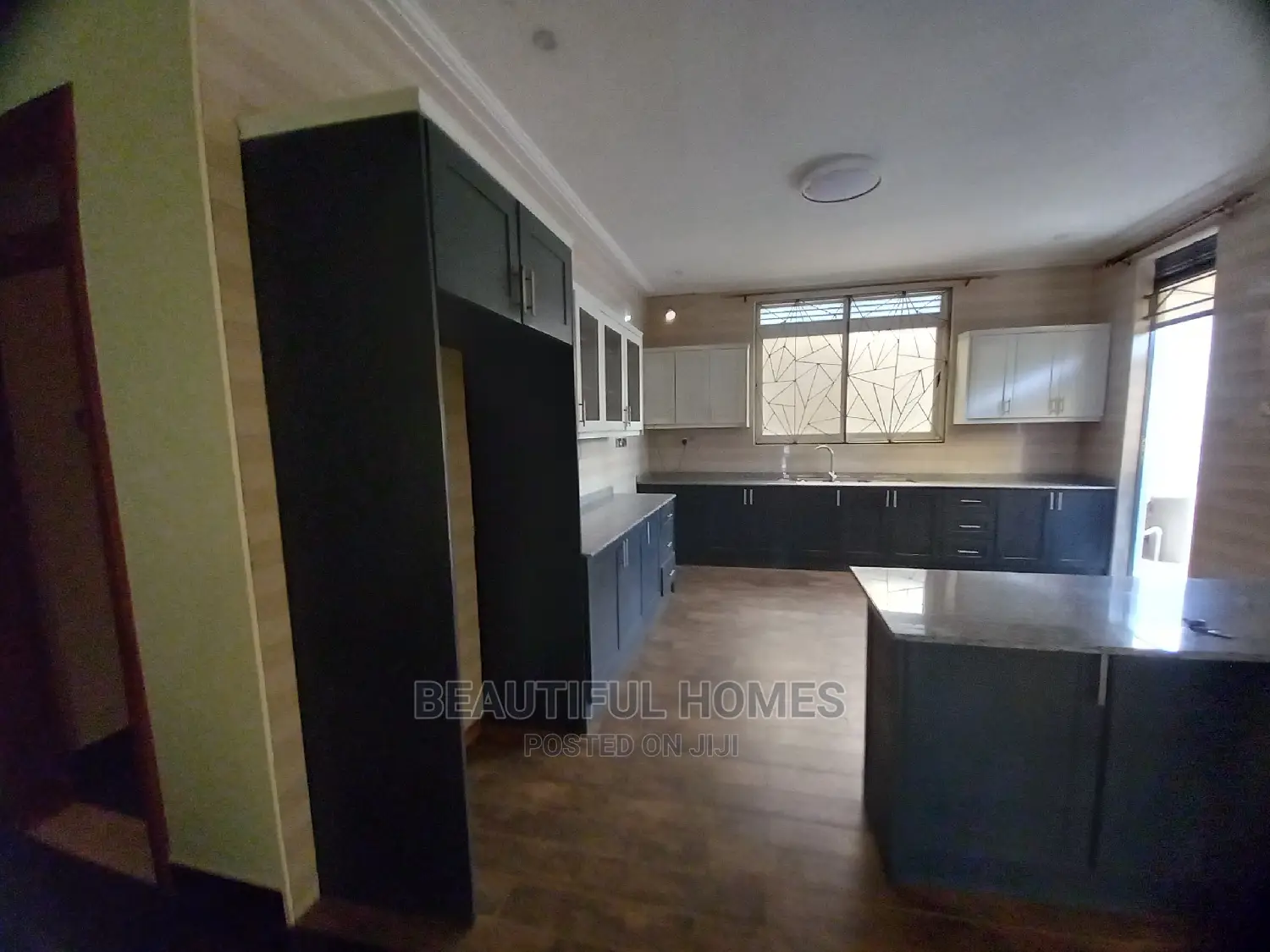 Furnished 6bdrm Mansion in Kira Tarmacked, Central Division for Sale