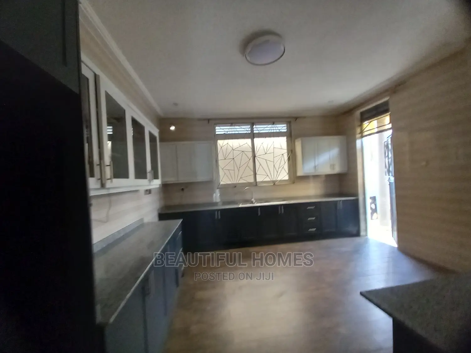 Furnished 6bdrm House in Kira Corporate for Sale