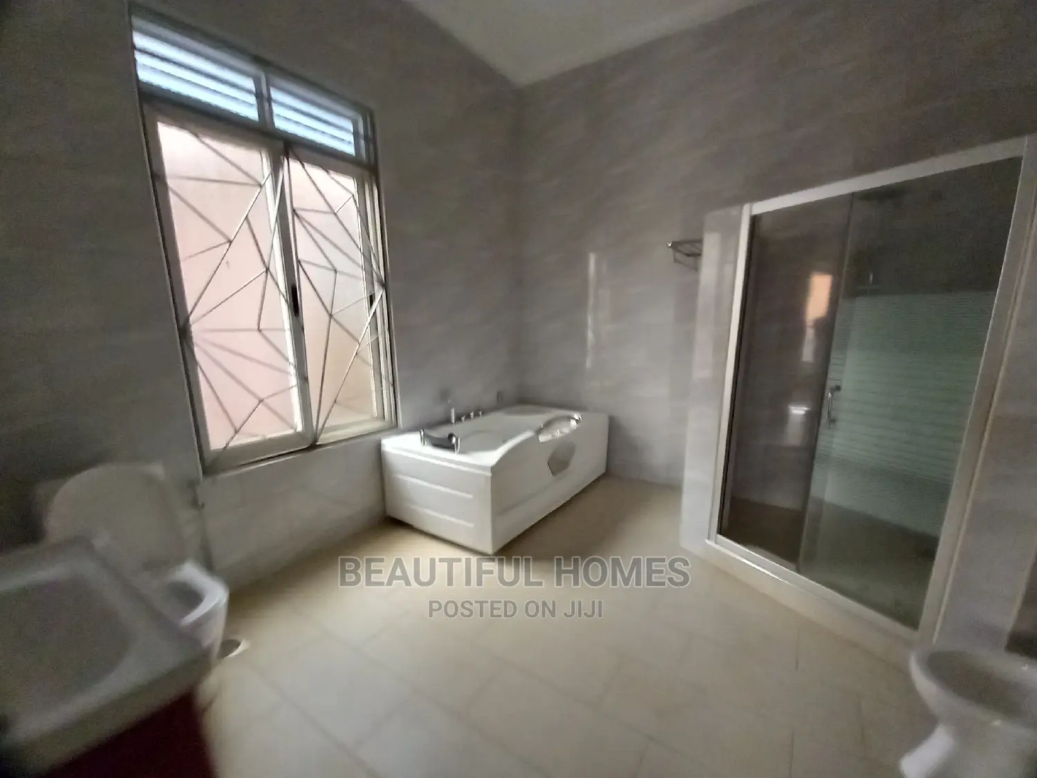 Furnished 6bdrm Mansion in Kira Tarmack for Sale