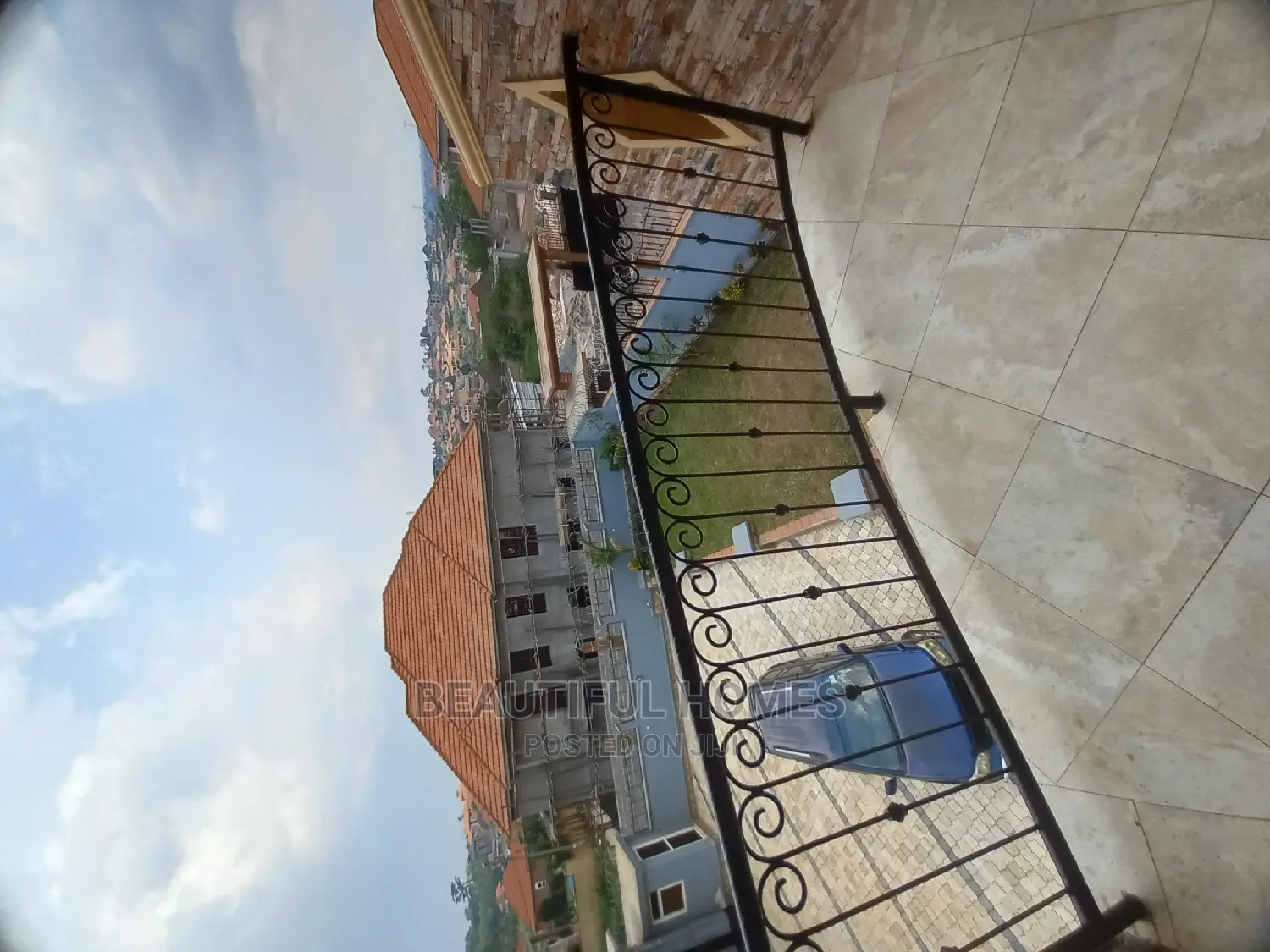 Furnished 6bdrm Mansion in Kira Tarmack for Sale
