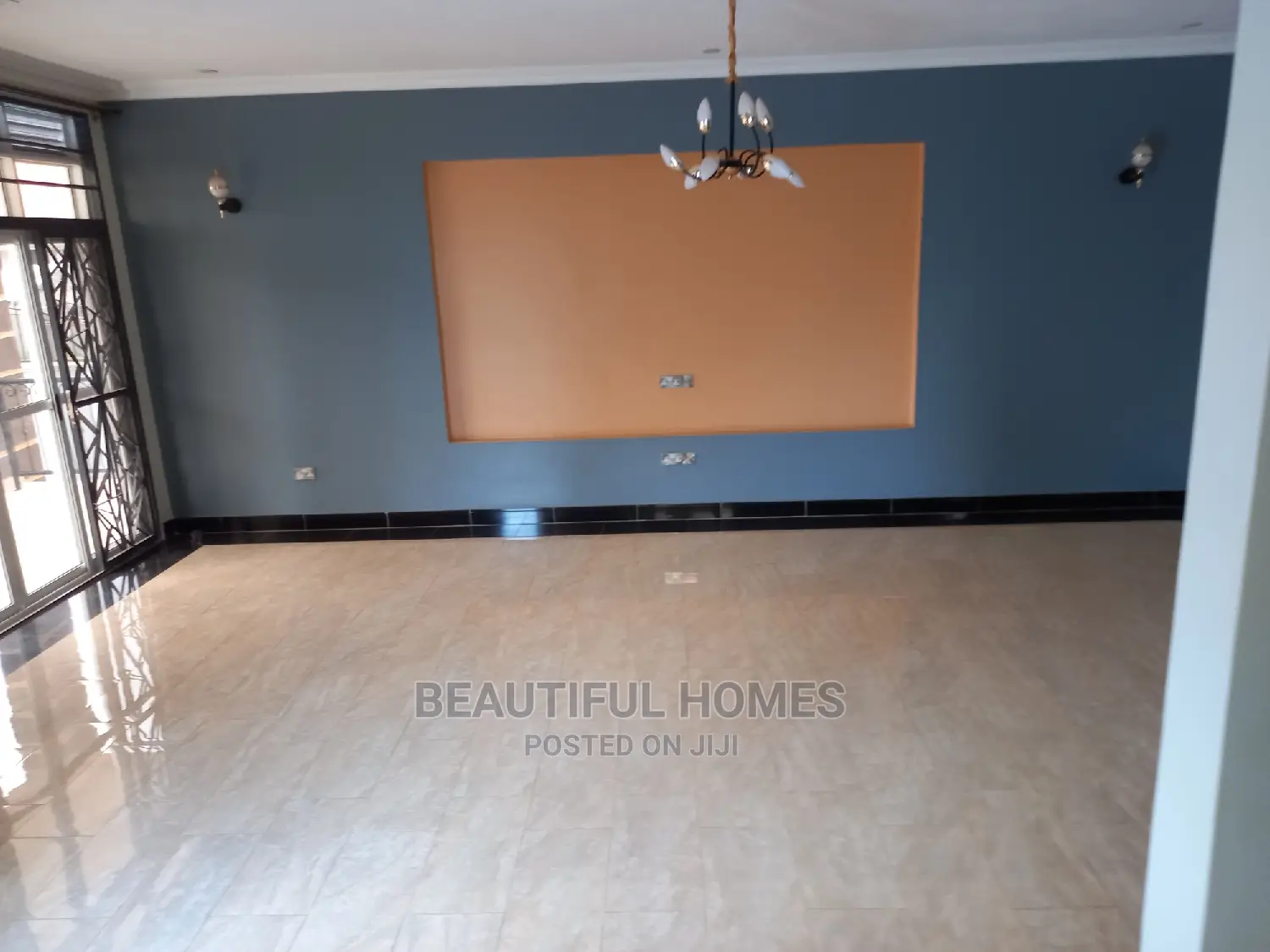 Furnished 6bdrm Mansion in Kira Tarmack for Sale