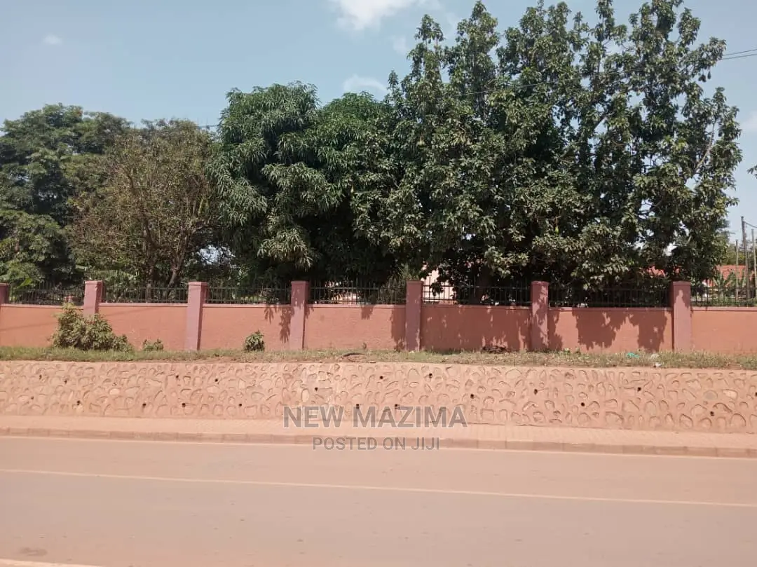 Very Comercial Plot on Main With Hse Onsale in Makindye Main
