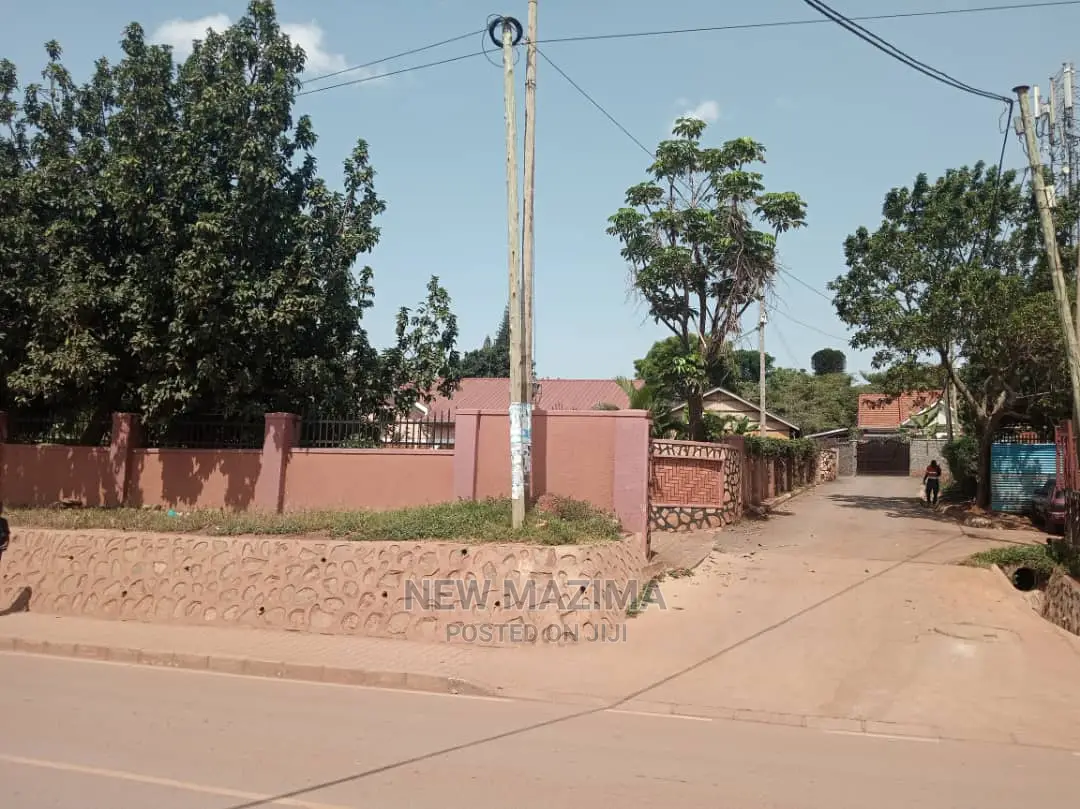 Very Comercial Plot on Main With Hse Onsale in Makindye Main