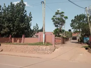 Very Comercial Plot on Main With Hse Onsale in Makindye Main