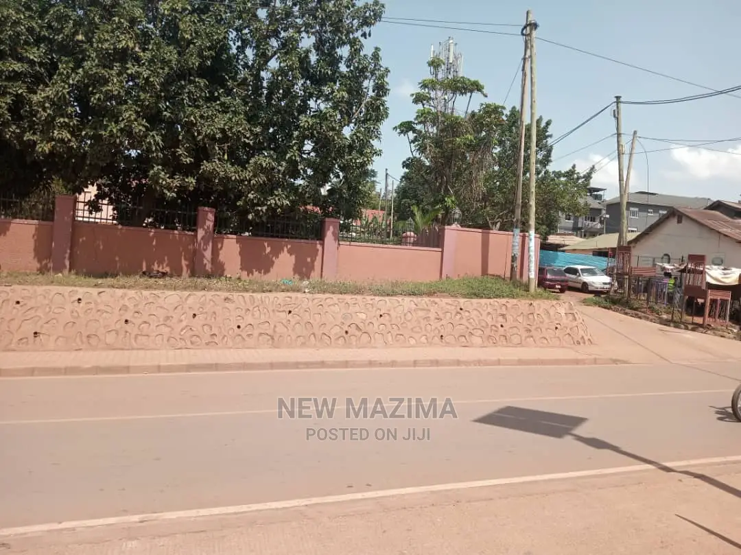 Very Comercial Plot on Main With Hse Onsale in Makindye Main