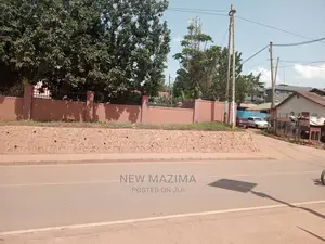 Very Comercial Plot on Main With Hse Onsale in Makindye Main