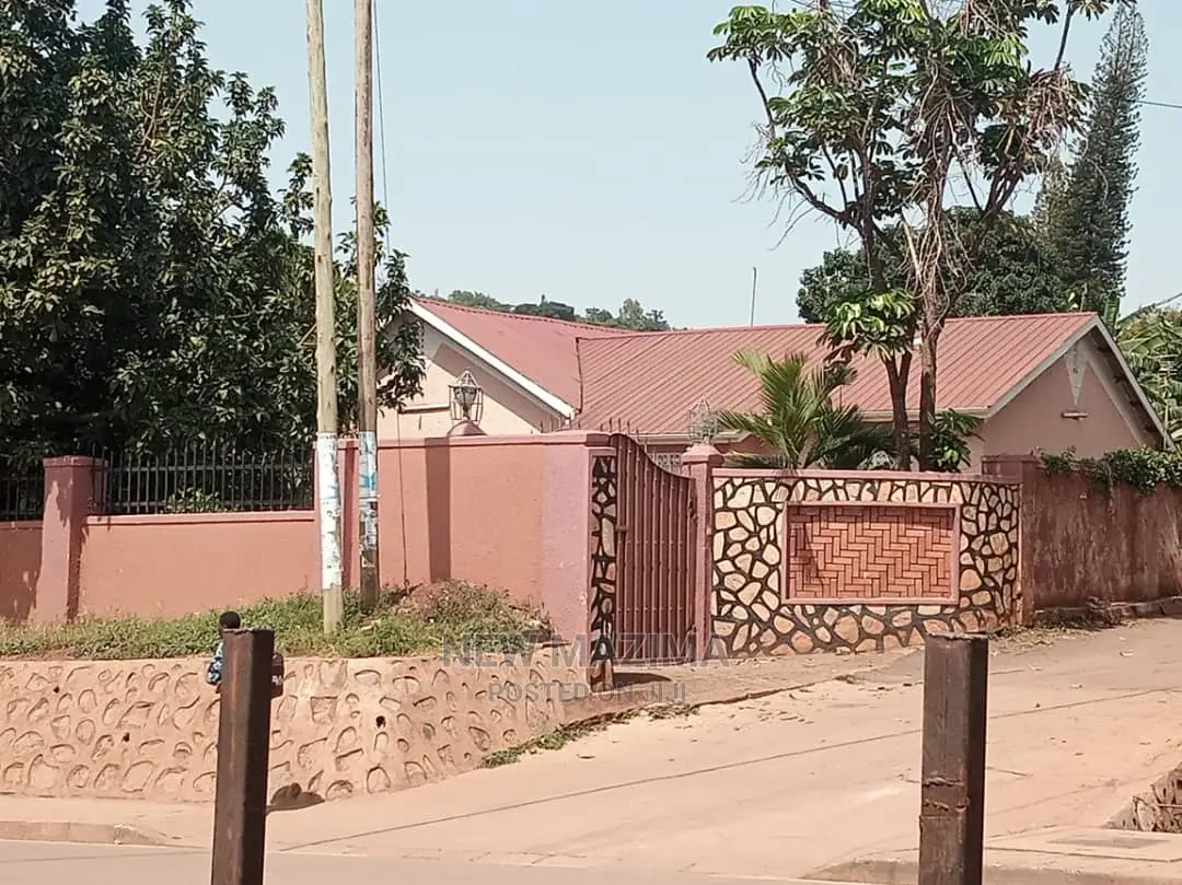 Very Comercial Plot on Main With Hse Onsale in Makindye Main