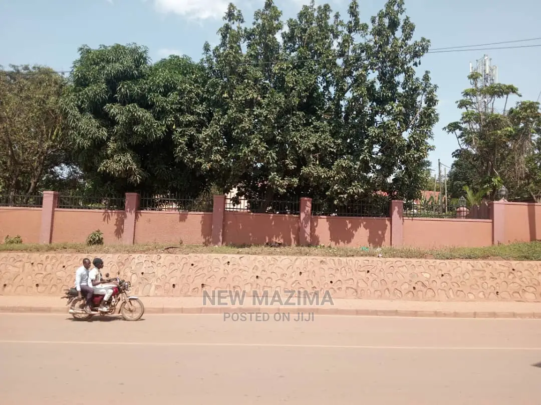 Very Comercial Plot on Main With Hse Onsale in Makindye Main