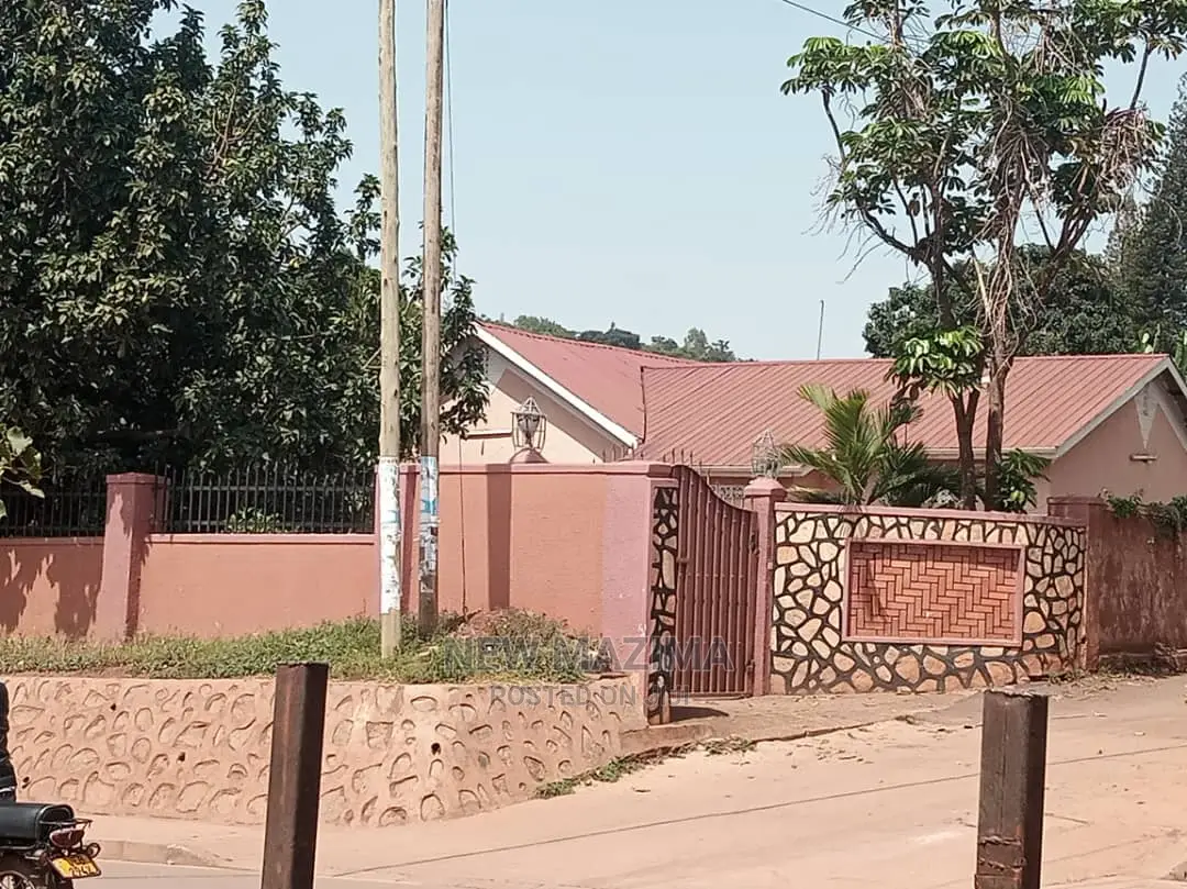 Very Comercial Plot on Main With Hse Onsale in Makindye Main