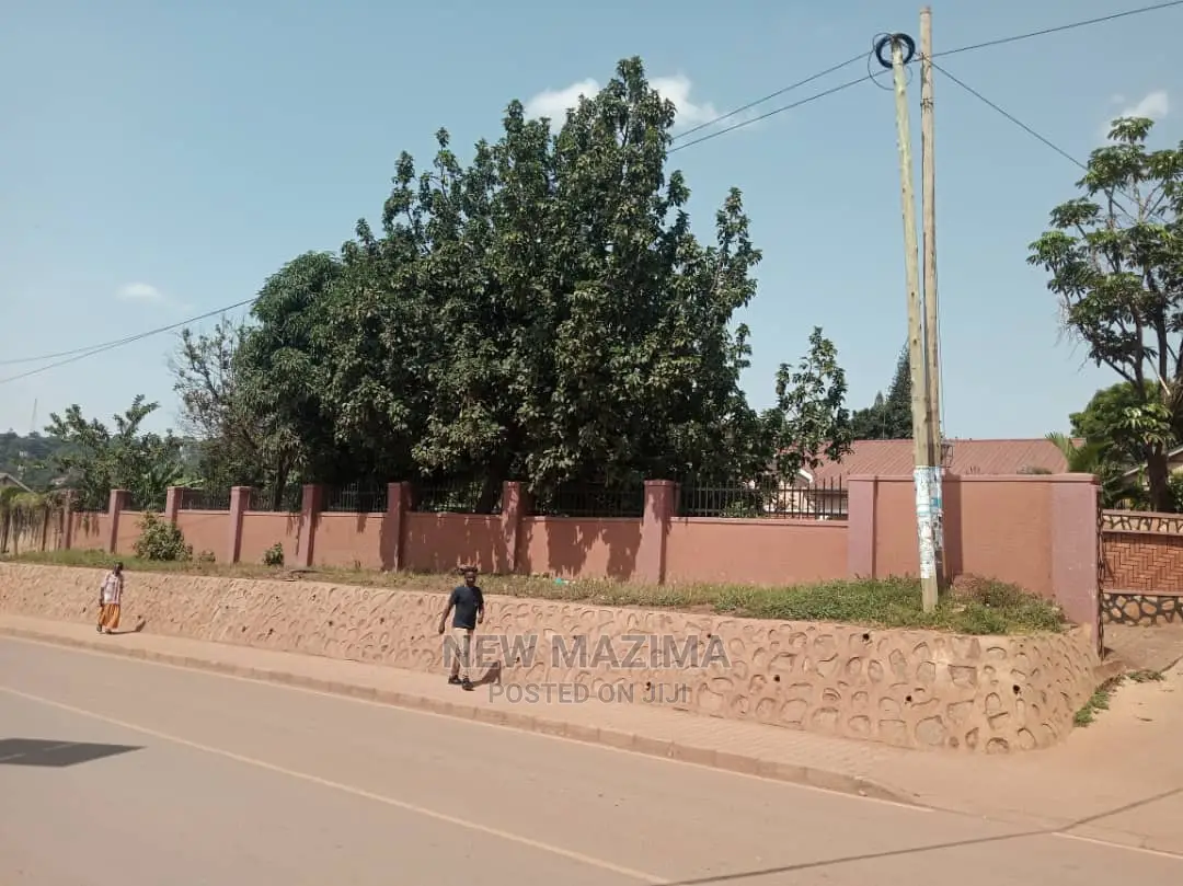 Very Comercial Plot on Main With Hse Onsale in Makindye Main