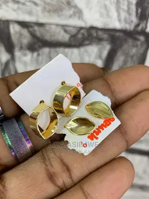 Simple Lady Earpins Available