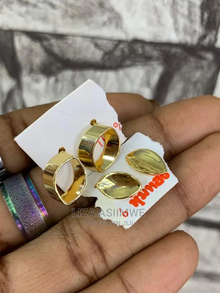 Simple Lady Earpins Available