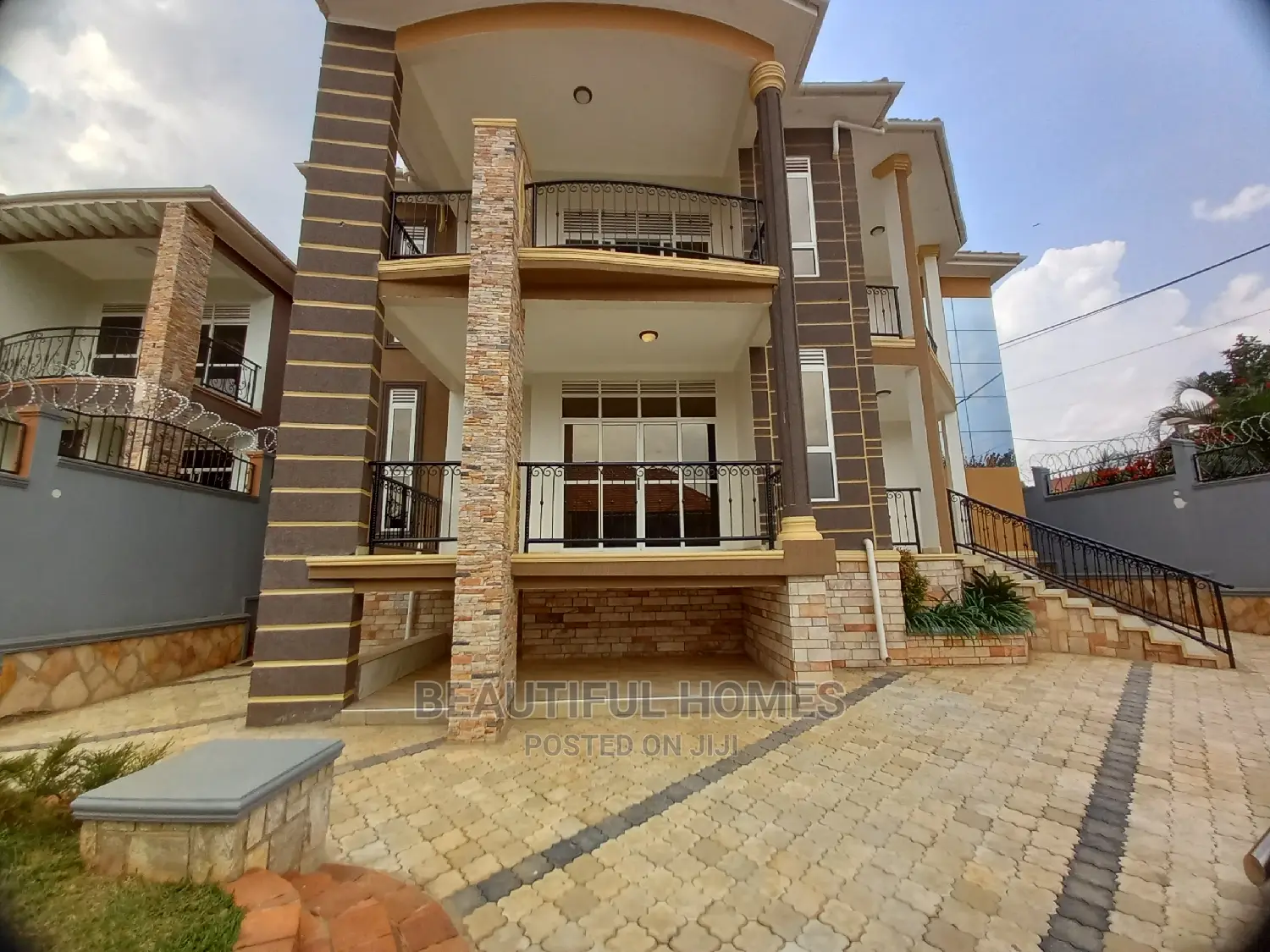Furnished 6bdrm Mansion in Kira Tarmacked for Sale