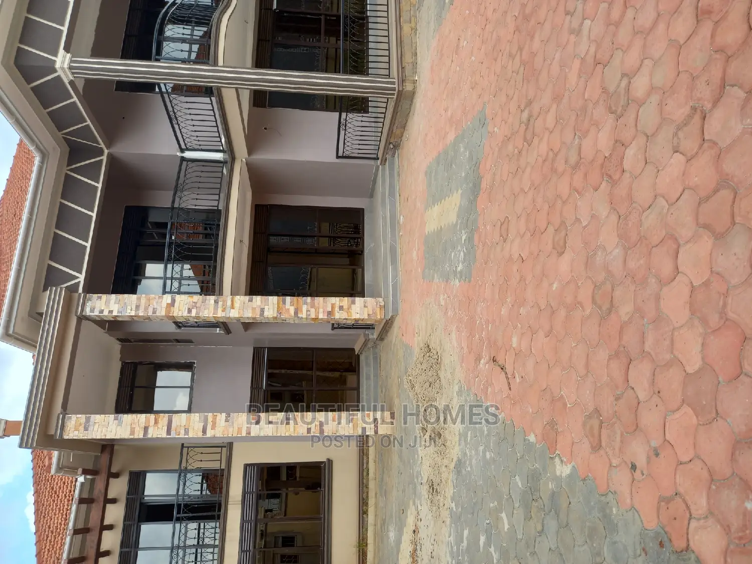 Furnished 6bdrm Mansion in Kira Tarmacked for Sale