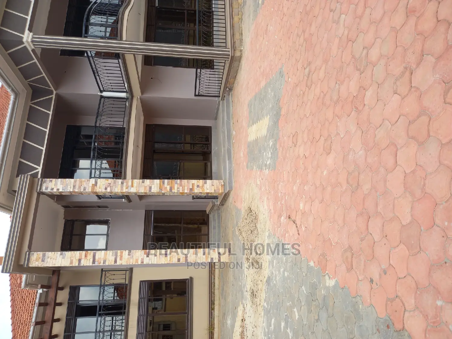 Furnished 6bdrm Mansion in Kira Tarmacked for Sale