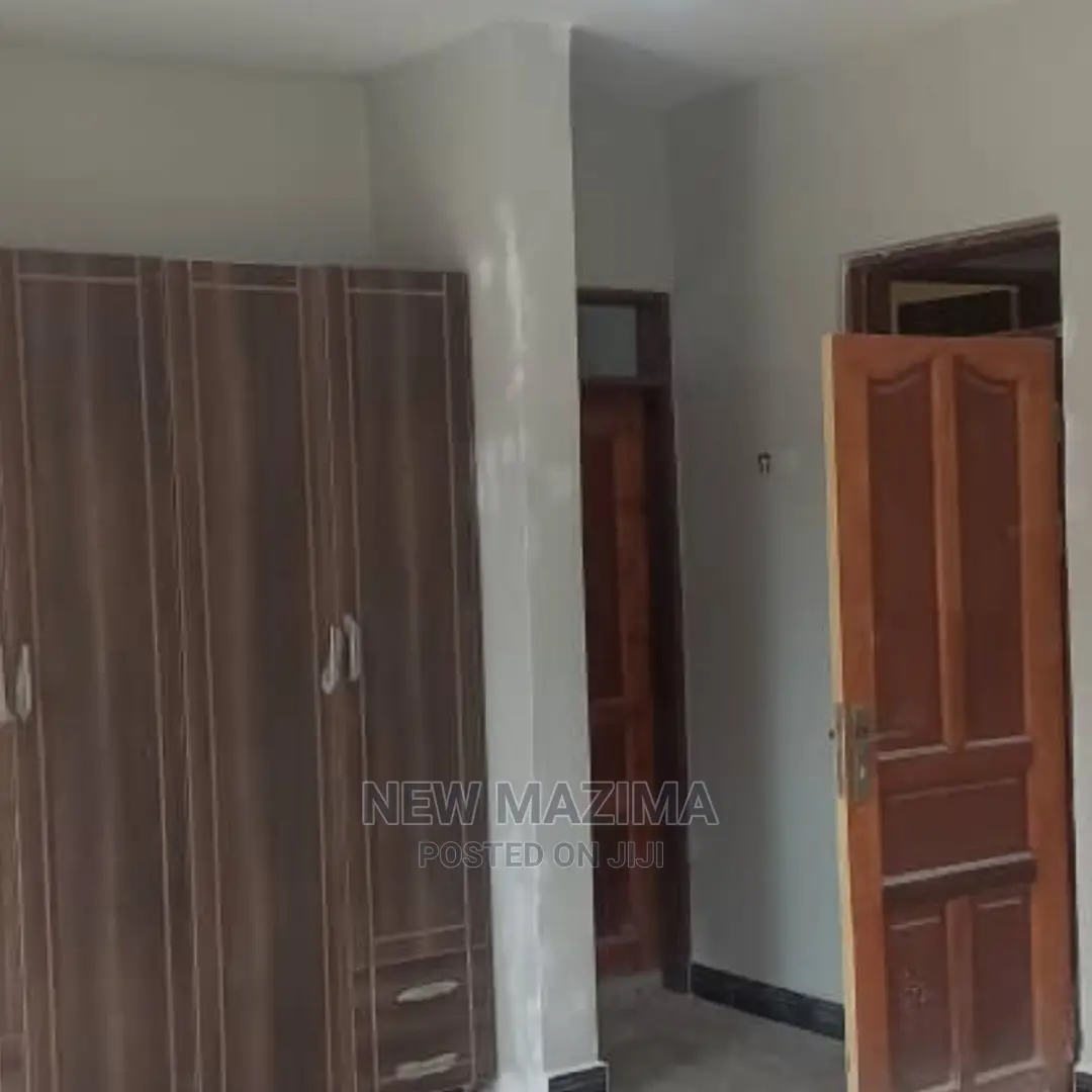 4bdrm House in Seguku Ntebe Rd, Division B for Sale