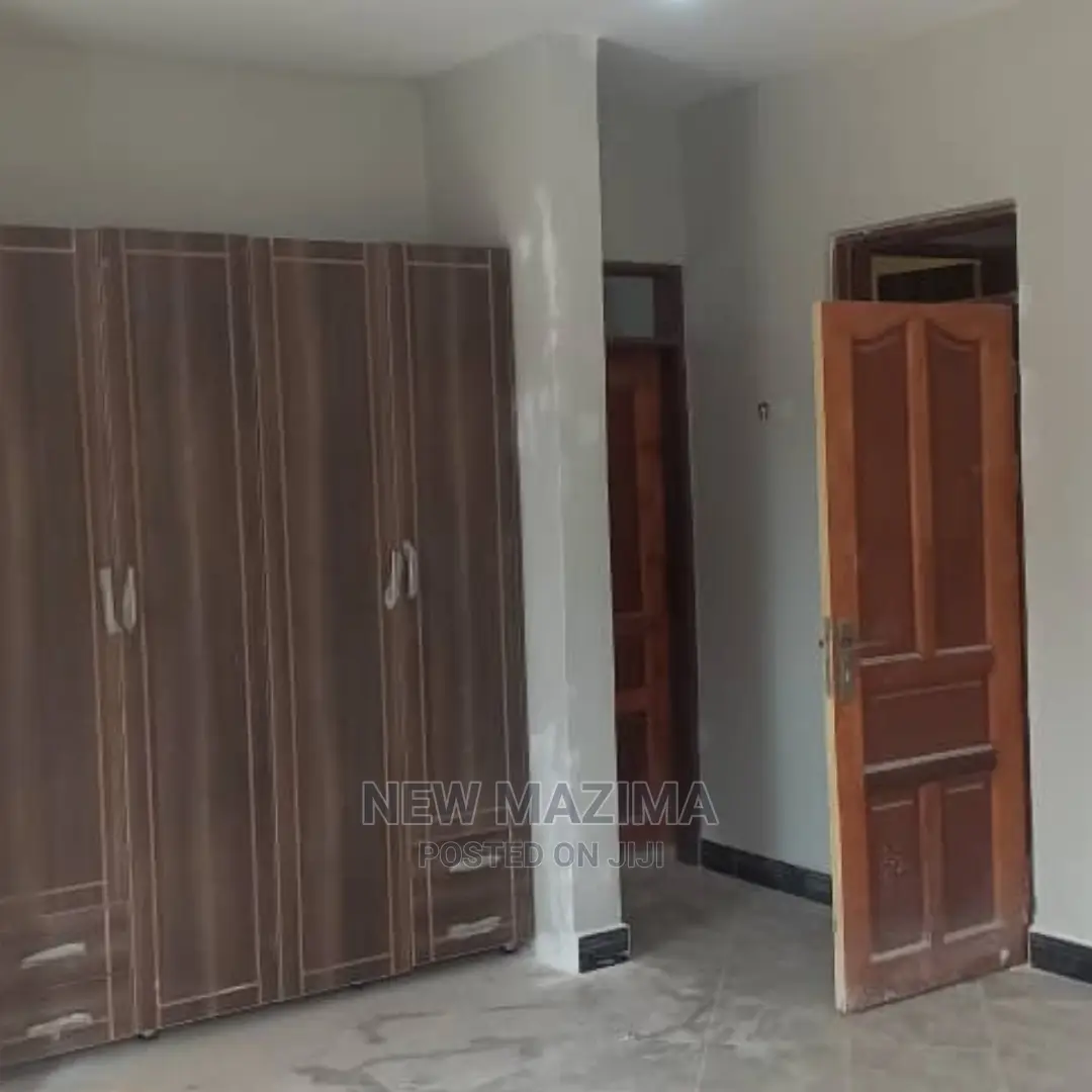4bdrm House in Seguku Ntebe Rd, Division B for Sale