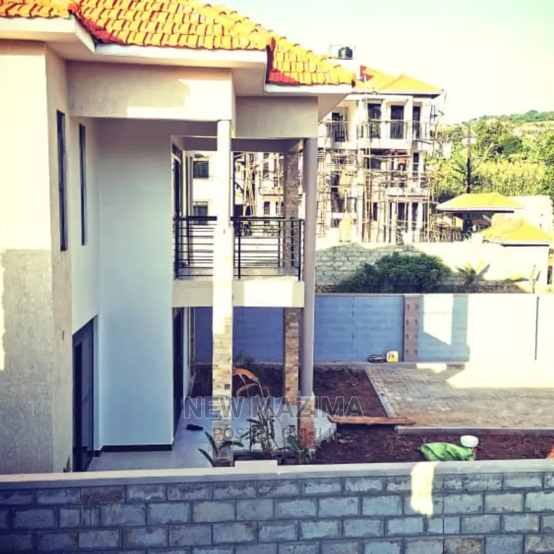4bdrm House in Seguku Ntebe Rd, Division B for Sale