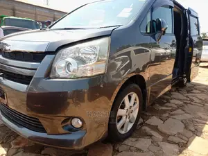 Photo - Toyota Noah 2.0 143hp FWD (8 Seater) 2009 Black