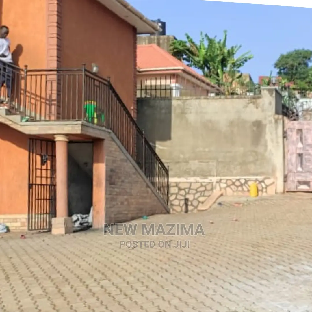 4bdrm House in Kitende Ntebe Rd, Division a for Sale
