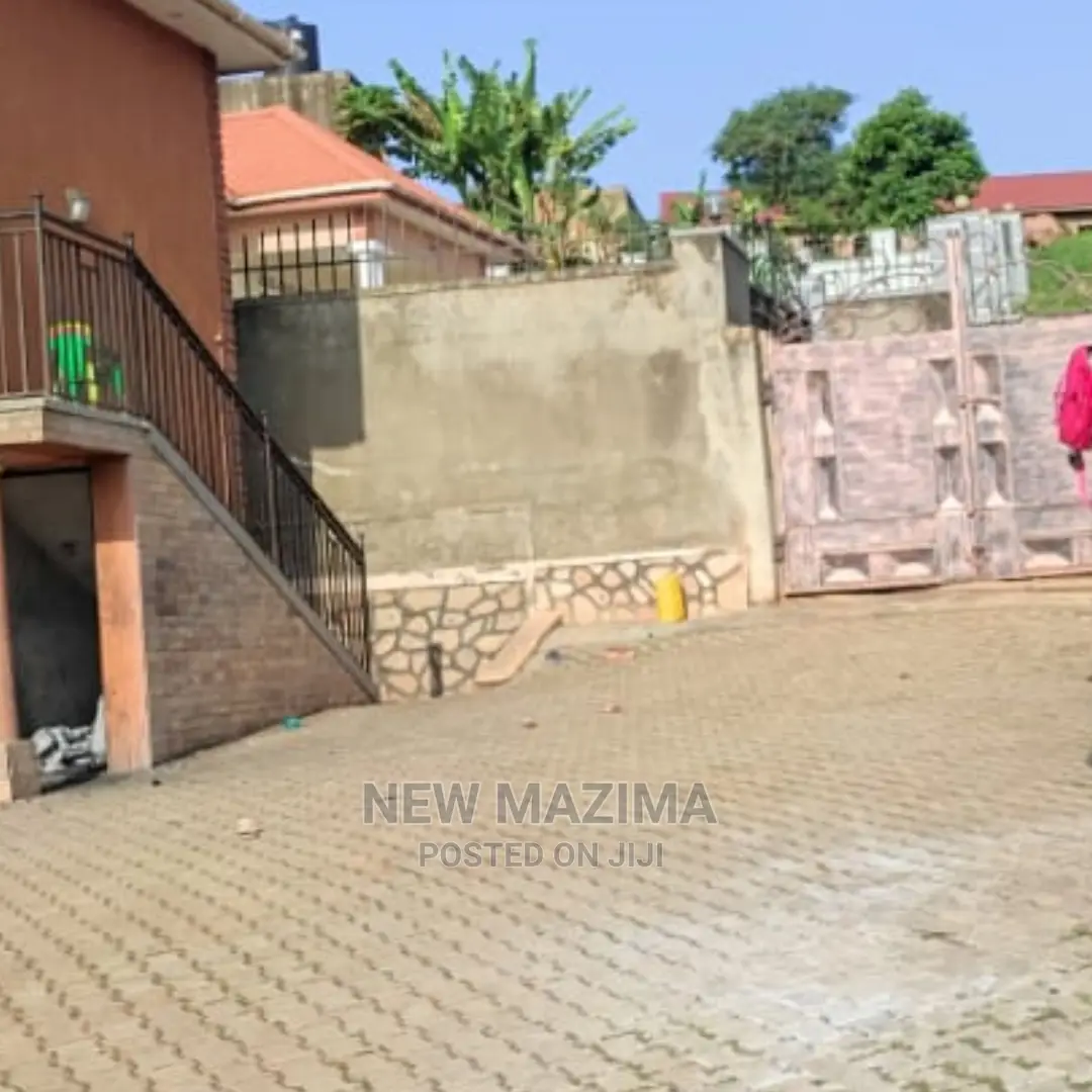 4bdrm House in Kitende Ntebe Rd, Division a for Sale