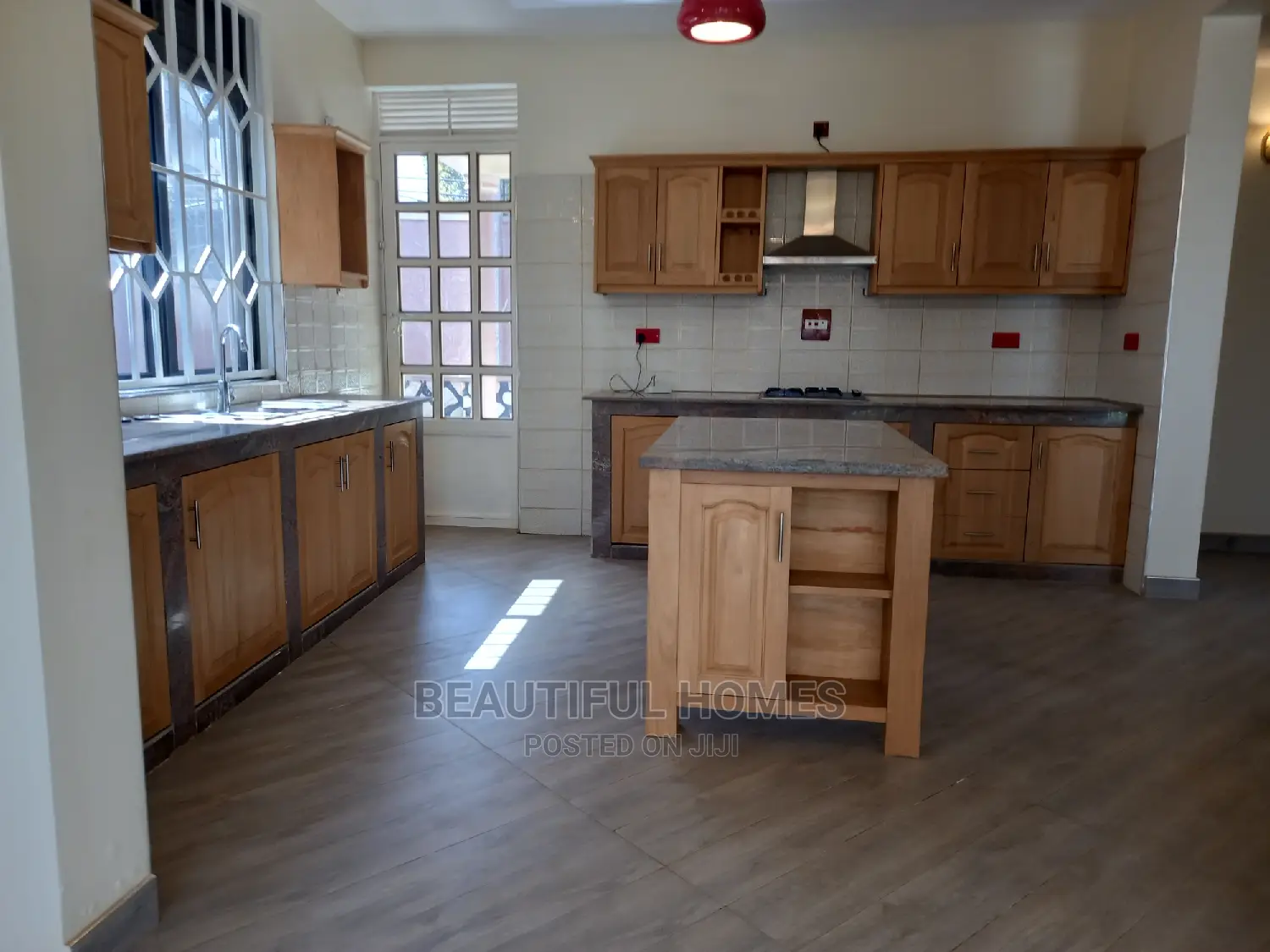 Furnished 5bdrm House in Kira Tarmacked, Central Division for Sale