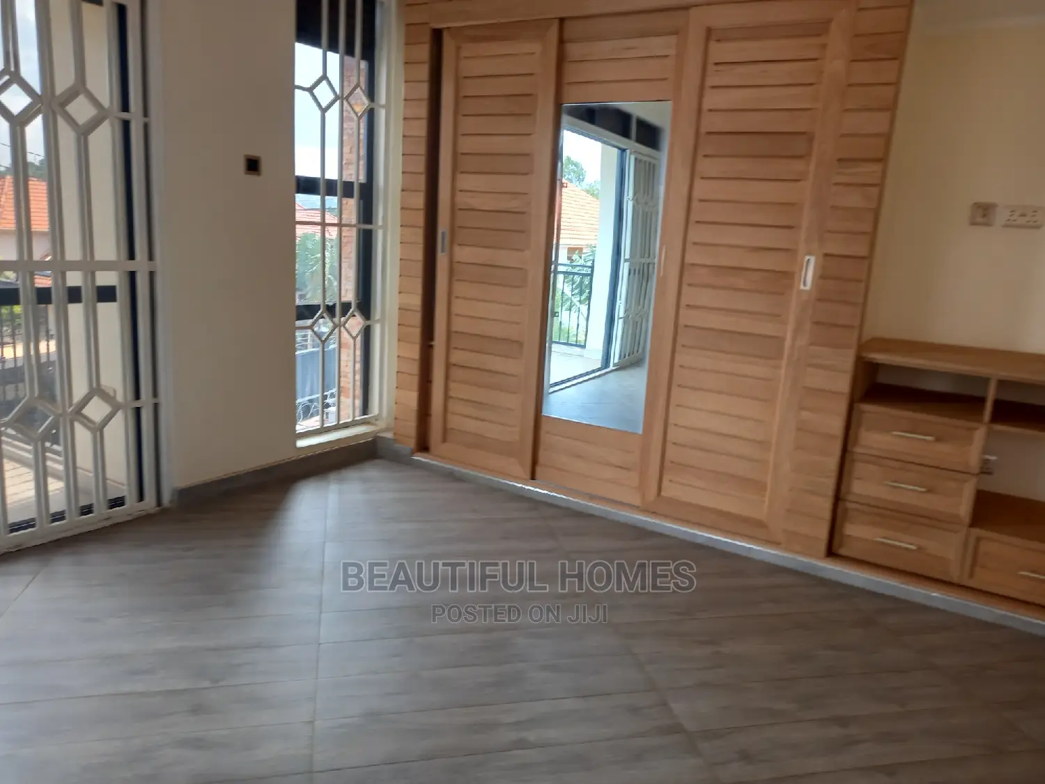 Furnished 5bdrm House in Kira Tarmacked, Central Division for Sale