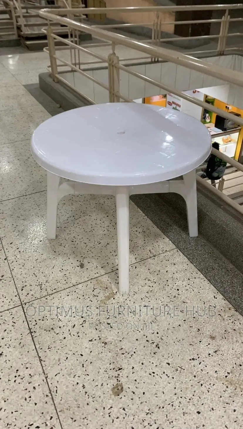 Round Plastic Table (Umbrella Whole)
