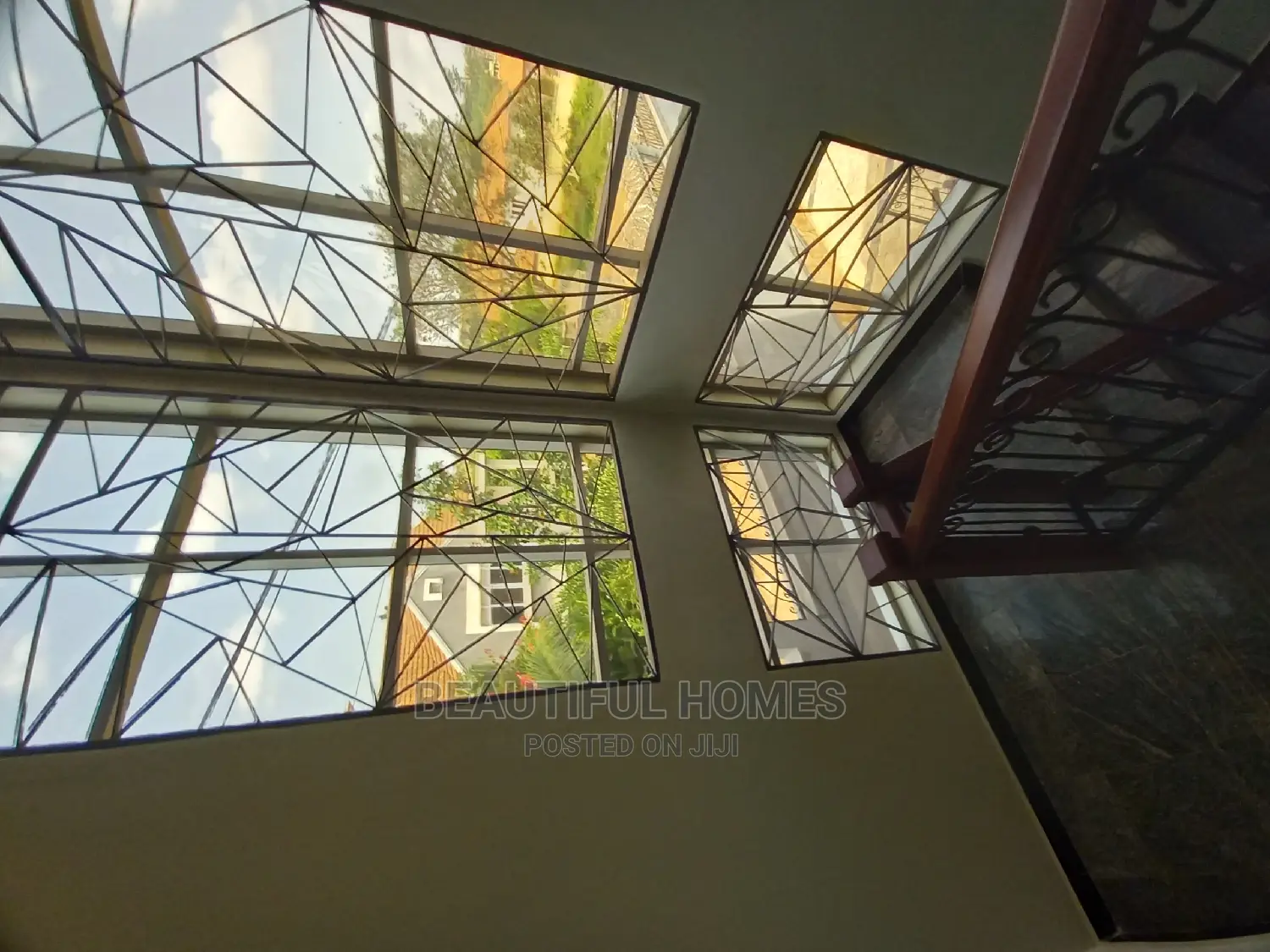 Furnished 6bdrm Mansion in Kira Tarmacked for Sale