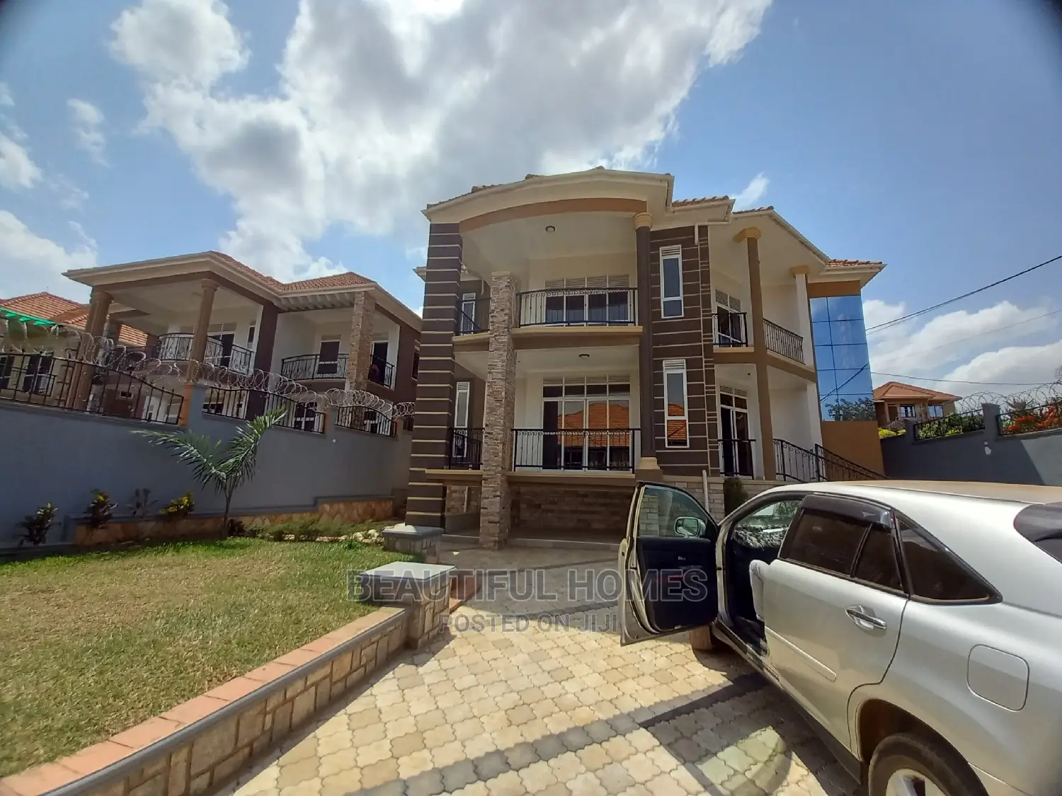 Furnished 6bdrm Mansion in Kira Tarmacked for Sale
