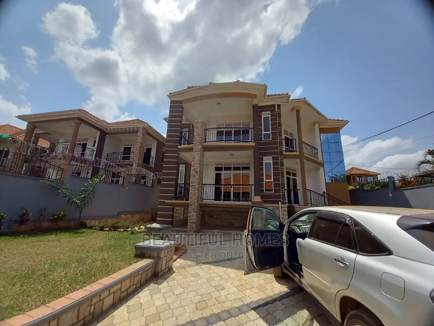 Furnished 6bdrm Mansion in Kira Tarmacked for Sale