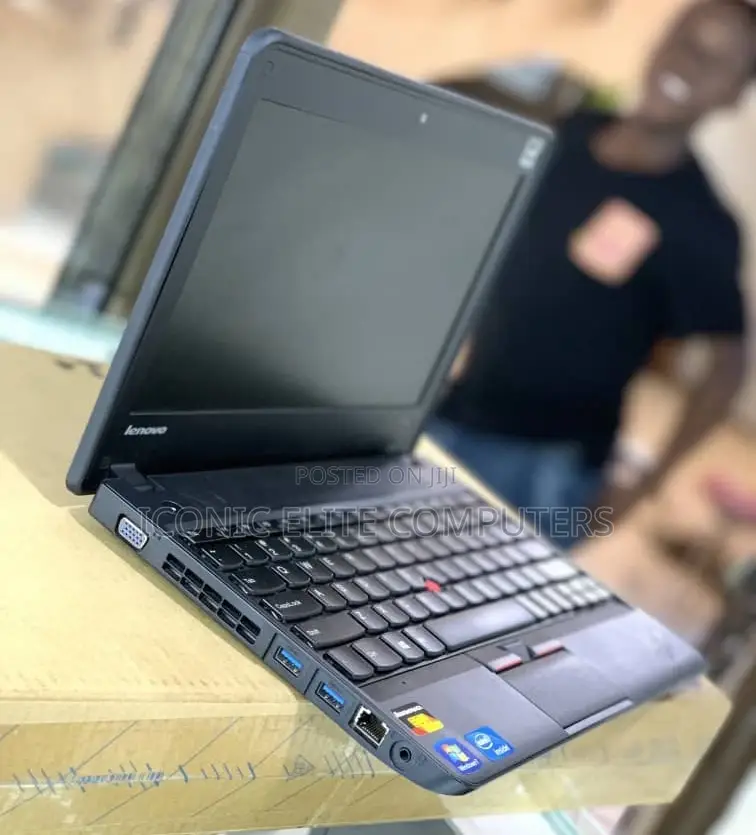 Laptop Lenovo ThinkPad X131e 4GB Intel Celeron HDD 320GB