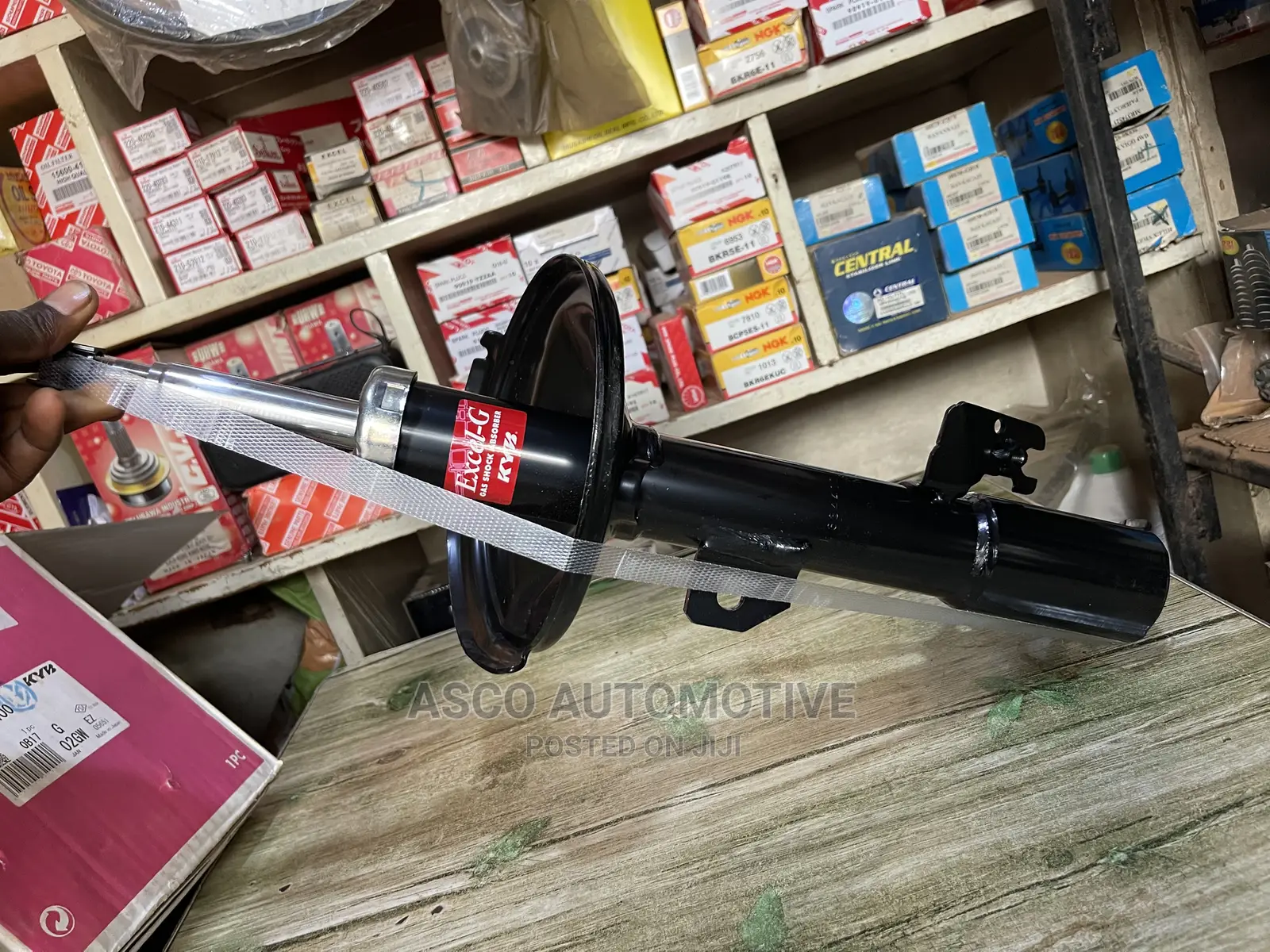 100Genuine Front KYB Shock Absorbers Harrier Kawundo Kluger in Central